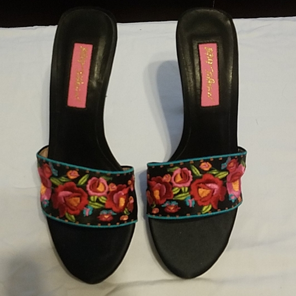 Betsy Johnson Janika Sandles - Picture 3 of 8